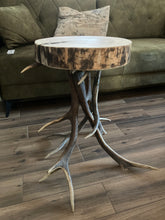 Załaduj obraz do przeglądarki galerii, Myśliwski stolik kawowy, z drewna, na porożu jelenia