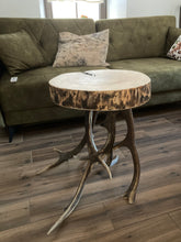 Załaduj obraz do przeglądarki galerii, Myśliwski stolik kawowy, z drewna, na porożu jelenia