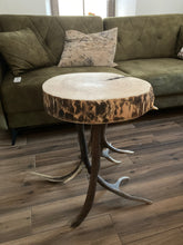 Załaduj obraz do przeglądarki galerii, Myśliwski stolik kawowy, z drewna, na porożu jelenia