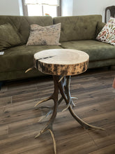 Załaduj obraz do przeglądarki galerii, Myśliwski stolik kawowy, z drewna, na porożu jelenia