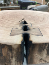 Załaduj obraz do przeglądarki galerii, Myśliwski stolik kawowy, z drewna, na porożu jelenia