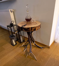 Załaduj obraz do przeglądarki galerii, Myśliwski stolik kawowy, z drewna, na porożu jelenia