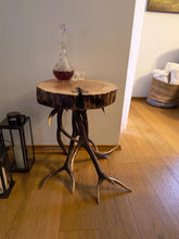 Załaduj obraz do przeglądarki galerii, Myśliwski stolik kawowy, z drewna, na porożu jelenia