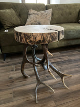 Załaduj obraz do przeglądarki galerii, Myśliwski stolik kawowy, z drewna, na porożu jelenia