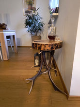 Załaduj obraz do przeglądarki galerii, Myśliwski stolik kawowy, z drewna, na porożu jelenia