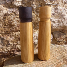 Załaduj obraz do przeglądarki galerii, Młynki do soli i pieprzu, jesion, 22,5 cm - czarny i naturalny