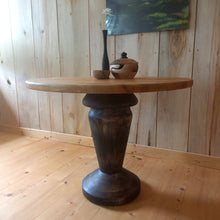 Załaduj obraz do przeglądarki galerii, Stół na toczonej nodze