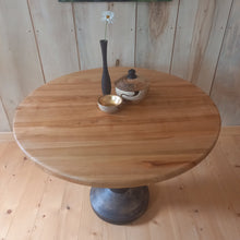 Załaduj obraz do przeglądarki galerii, Stół na toczonej nodze