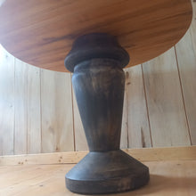 Załaduj obraz do przeglądarki galerii, Stół na toczonej nodze