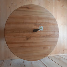 Załaduj obraz do przeglądarki galerii, Stół na toczonej nodze