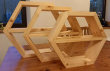 Załaduj obraz do przeglądarki galerii, Zestaw 3 szt. półek w kształcie heksagonalnym, świerk