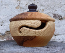 Załaduj obraz do przeglądarki galerii, Misa kłęboczka, jesion i wenge, średnica 16 cm