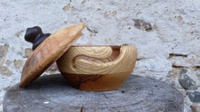 Załaduj obraz do przeglądarki galerii, Misa kłęboczka, jesion i wenge, średnica 16 cm