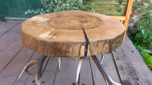 Załaduj obraz do przeglądarki galerii, Myśliwski stolik kawowy, z drewna, na porożu jelenia