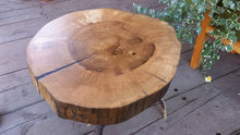 Załaduj obraz do przeglądarki galerii, Myśliwski stolik kawowy, z drewna, na porożu jelenia