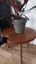 Załaduj obraz do przeglądarki galerii, Stolik retro z drewna dębu i buka fi 600mm, na toczonych nogach