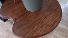 Załaduj obraz do przeglądarki galerii, Stolik retro z drewna dębu i buka fi 600mm, na toczonych nogach