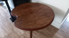 Załaduj obraz do przeglądarki galerii, Stolik retro z drewna dębu i buka fi 600mm, na toczonych nogach