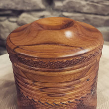 Lade das Bild in den Galerie-Viewer, Dekorative Holzkiste, 13 cm