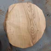 Lade das Bild in den Galerie-Viewer, Esche (roh) fi390 mm, Holz zum Drechseln 04092021
