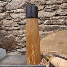 Załaduj obraz do przeglądarki galerii, Młynek do soli/pieprzu/przypraw 22,5 cm, buk i wenge
