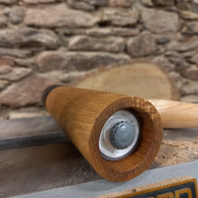 Załaduj obraz do przeglądarki galerii, Młynek do soli/pieprzu/przypraw 22,5 cm, buk i wenge
