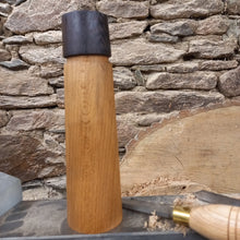 Załaduj obraz do przeglądarki galerii, Młynek do soli/pieprzu/przypraw 22,5 cm, buk i wenge
