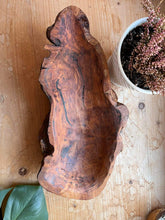 Lade das Bild in den Galerie-Viewer, Schale aus Holz geschnitzt, Kirschwurzel
