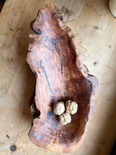 Lade das Bild in den Galerie-Viewer, Schale aus Holz geschnitzt, Kirschwurzel
