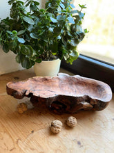 Lade das Bild in den Galerie-Viewer, Schale aus Holz geschnitzt, Kirschwurzel
