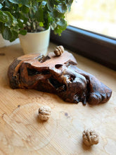 Lade das Bild in den Galerie-Viewer, Schale aus Holz geschnitzt, Kirschwurzel
